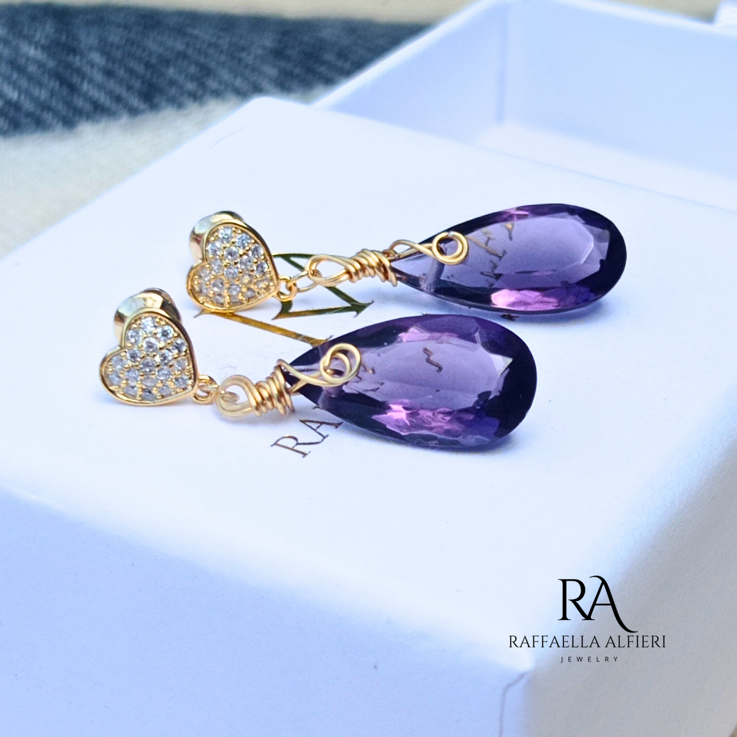 Orecchini Pendenti in Ametista Viola con Perno a Cuore in Rame Placcato Oro 18k
