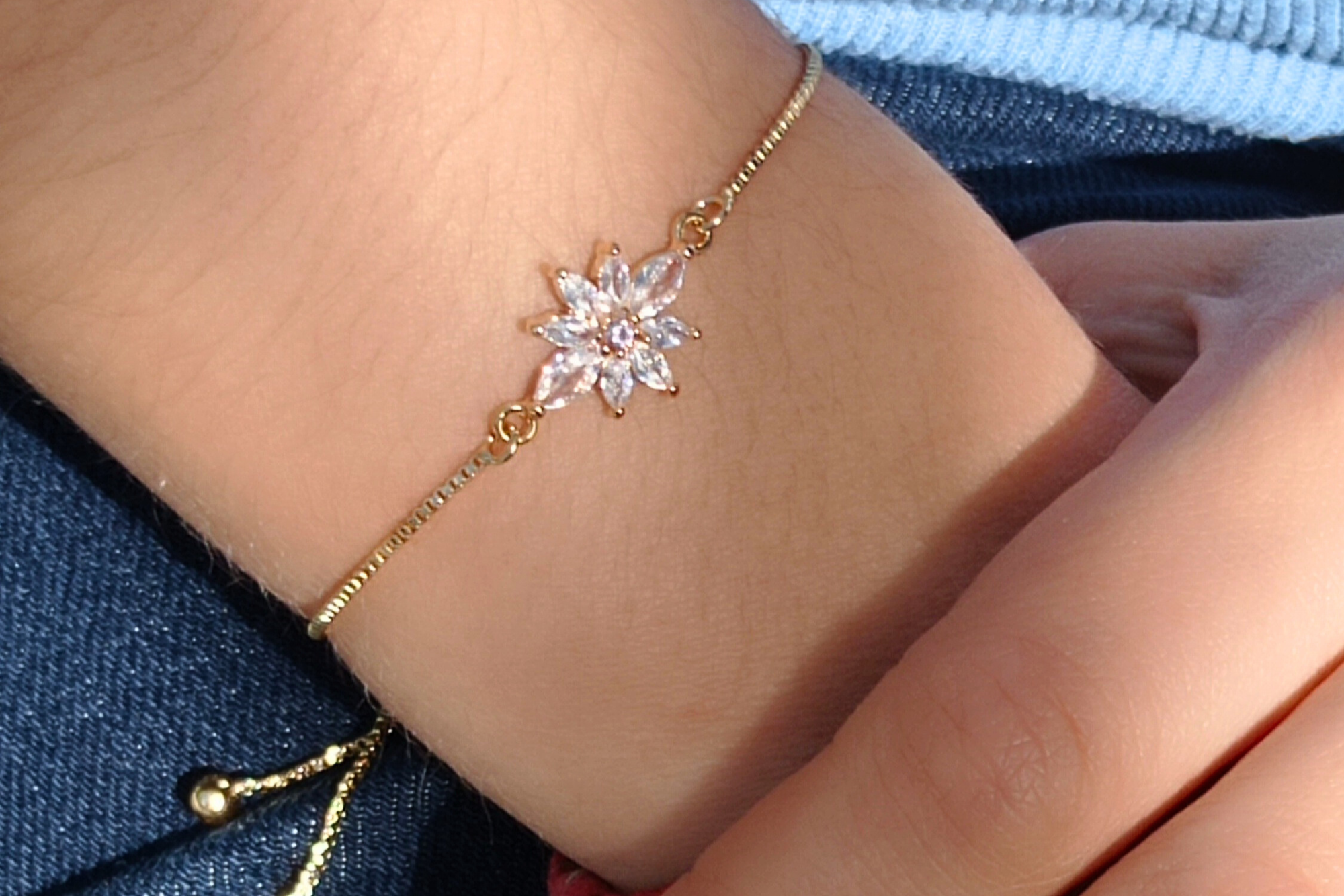 Braccialetto con fiore regolabile in stile minimalista