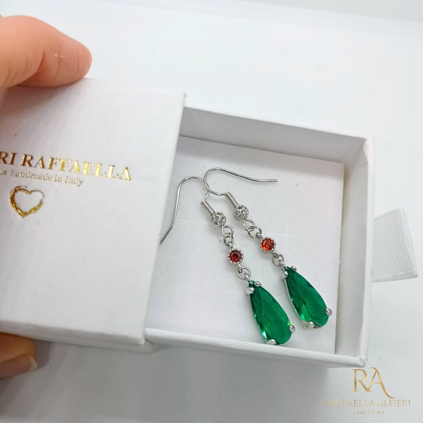 Howl's moving castle fishing hook earrings. Orecchini ispirati ad Howl moving Castle dello studio Ghibli in acciaio color argento. Orecchini pendenti a goccia in cristallo verde smeraldo e zircone rosso. Gancio personalizzabile.
