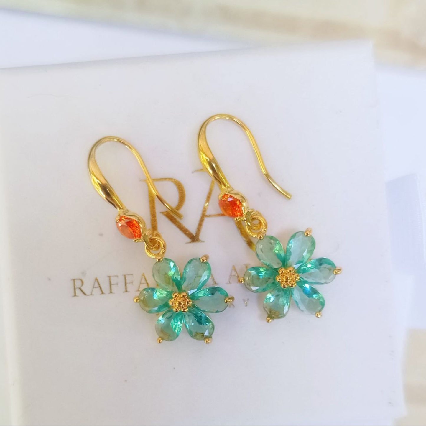 Orecchini pendenti con fiore verde smeraldo in zirconi placcati oro 18K