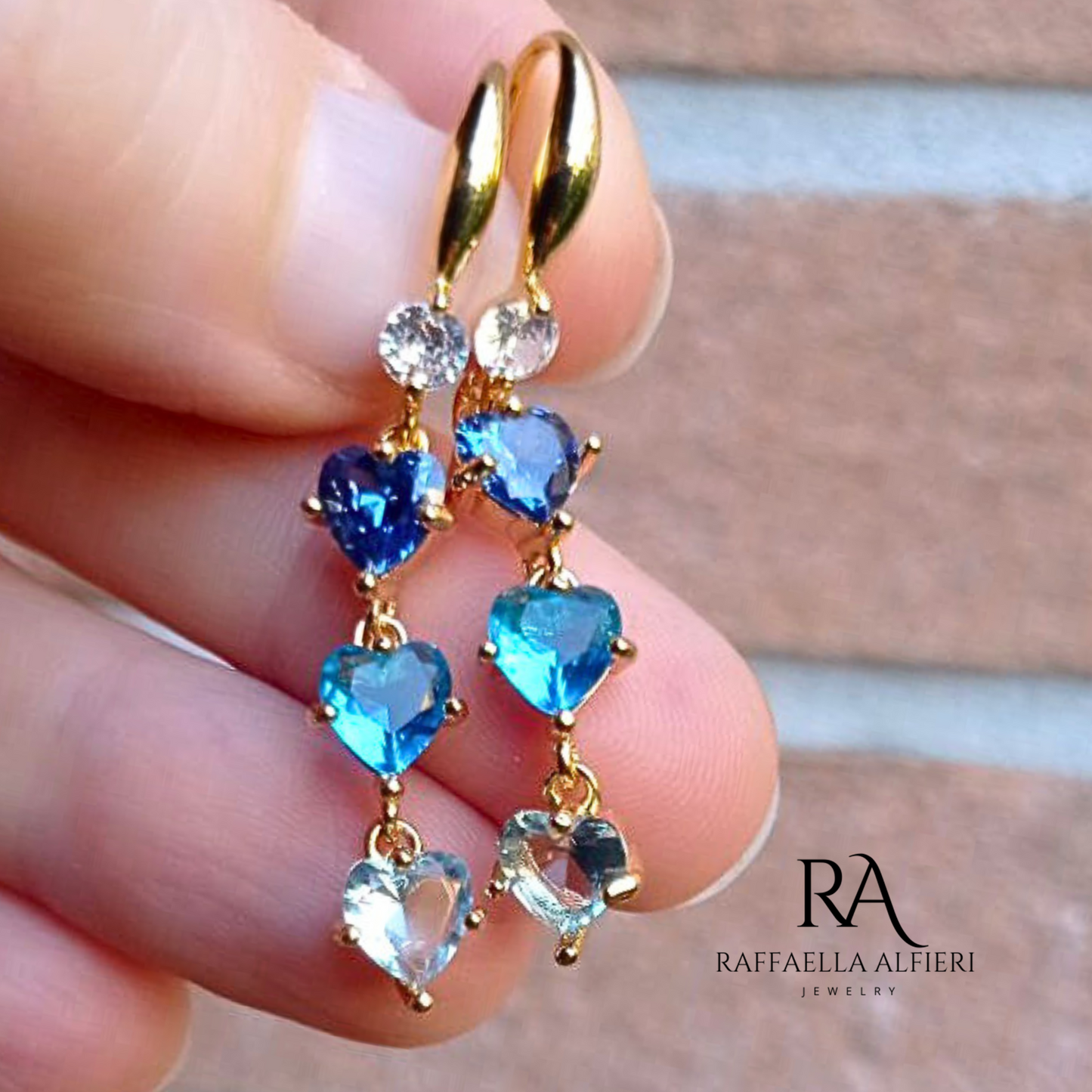 Orecchini con zirconi a forma di cuore blu e azzurro