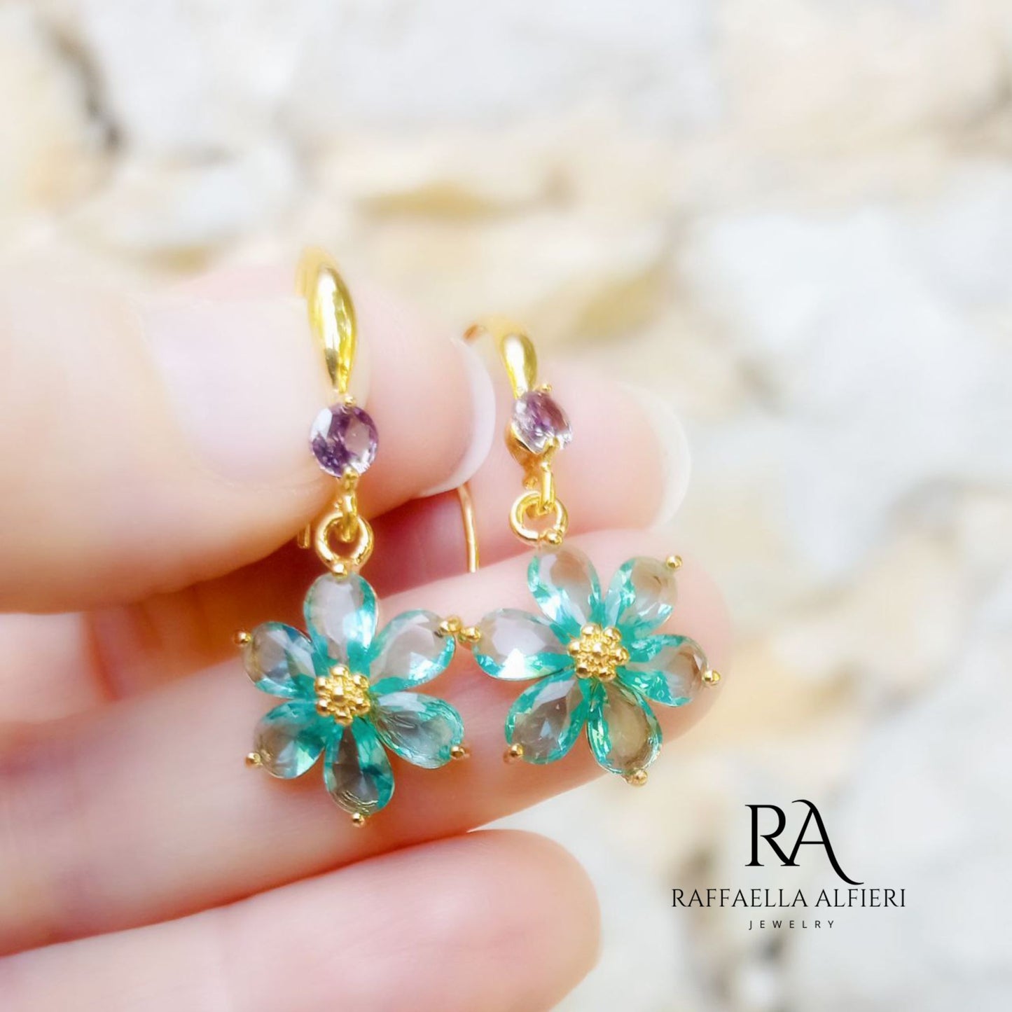 Orecchini pendenti con fiore verde smeraldo in zirconi placcati oro 18K