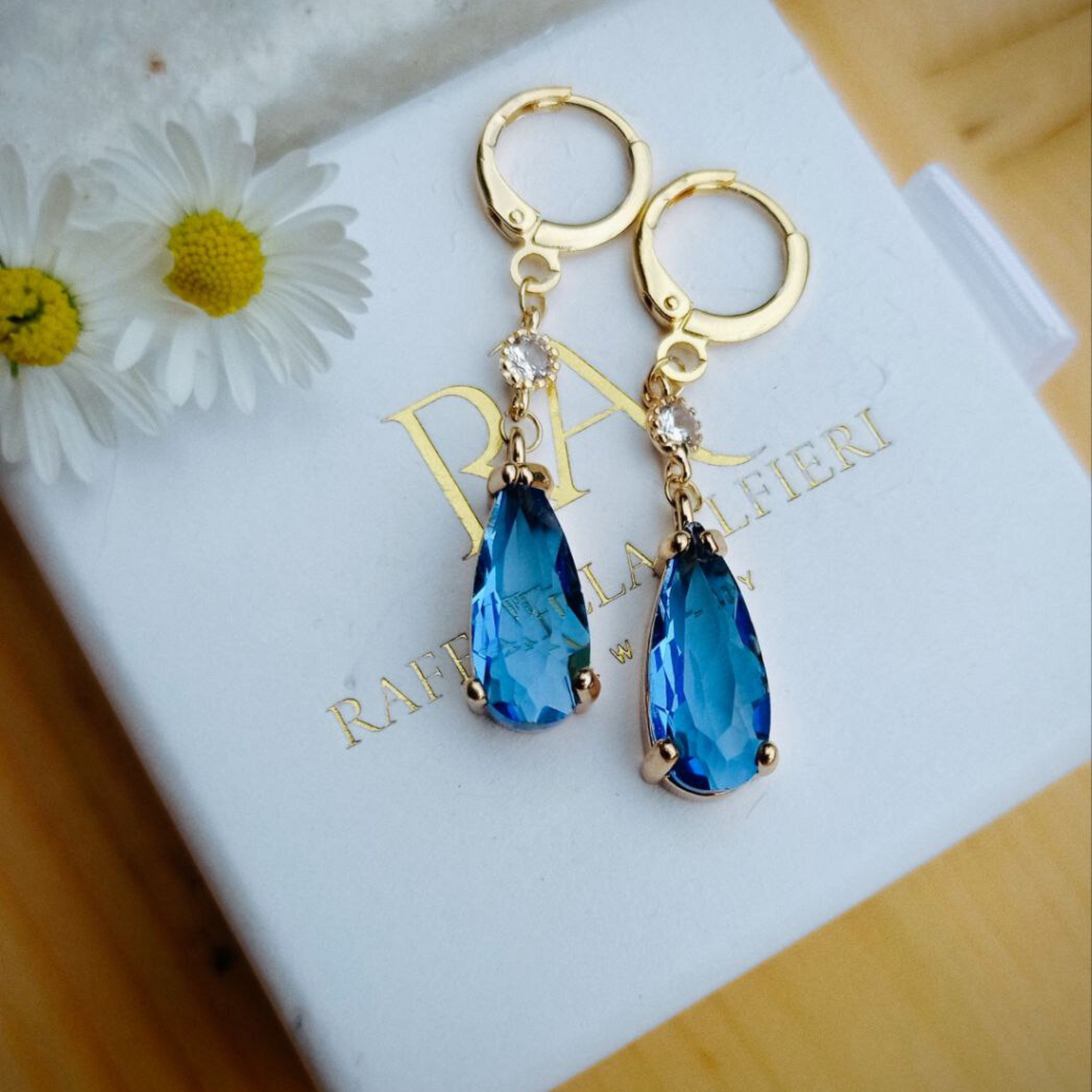 Orecchini pendenti a goccia blu in cristallo con zircone rosso ispirati all'anime Howl Moving Castle dello studio Ghibli.