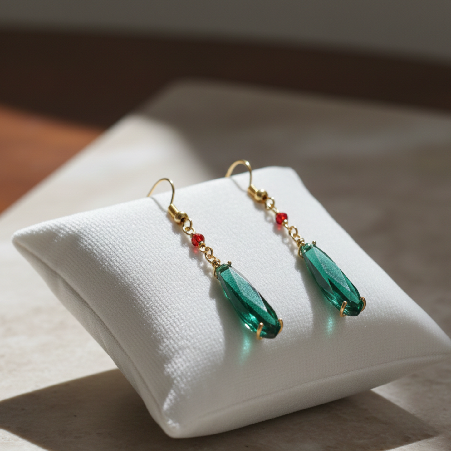 Coppia di orecchini a monachella dorati con goccia pendente verde smeraldo e piccolo cristallo rosso, ispirati al personaggio Howl de Il Castello Errante di Howl, gioielli cosplay eleganti.