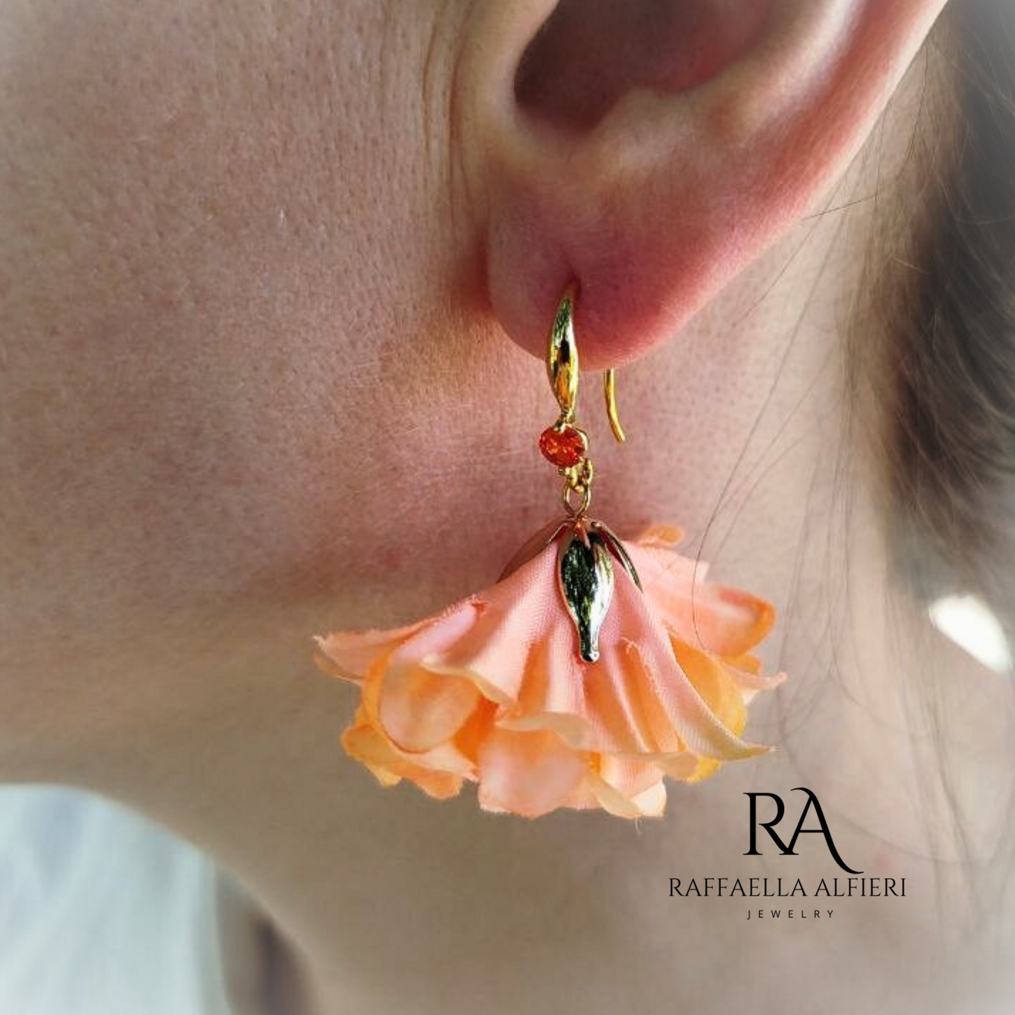 orecchini a forma di fiore in tessuto arancio