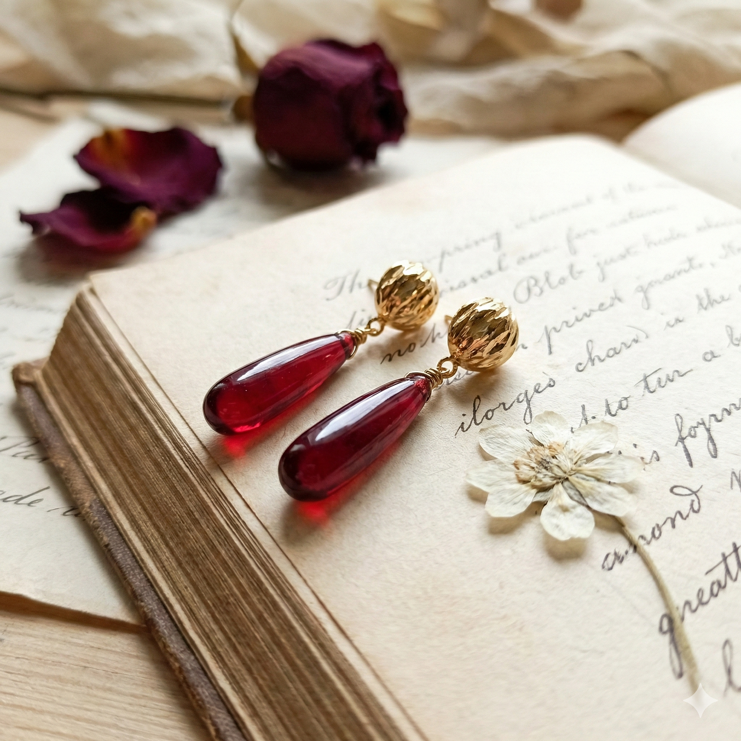 Orecchini pendenti a goccia in granato rosso trasparenti ispirati all'anime Frieren. Orecchini rossi pendenti anallergici con perno placcato oro 18K.