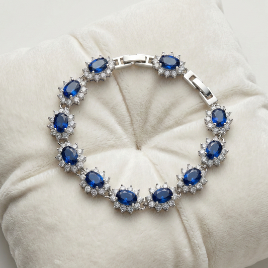 Bracciale con cristalli blu color zaffiro e diamanti sintetici. Bracciale regolabile.