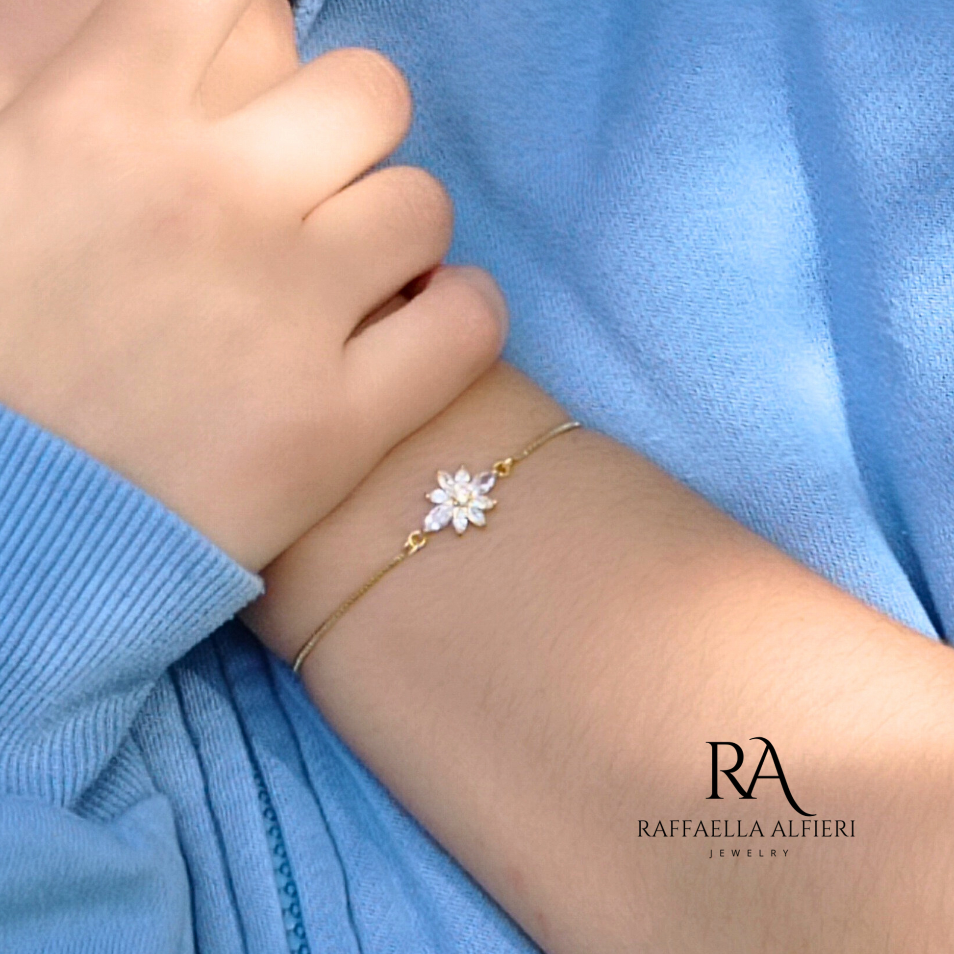 Bracciale regolabile con fiore in diamamte 