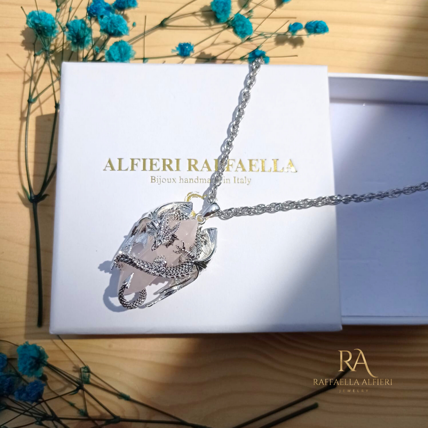 Collana da uomo in acciaio e pendente a forma di drago con prisma di quarzo rosa