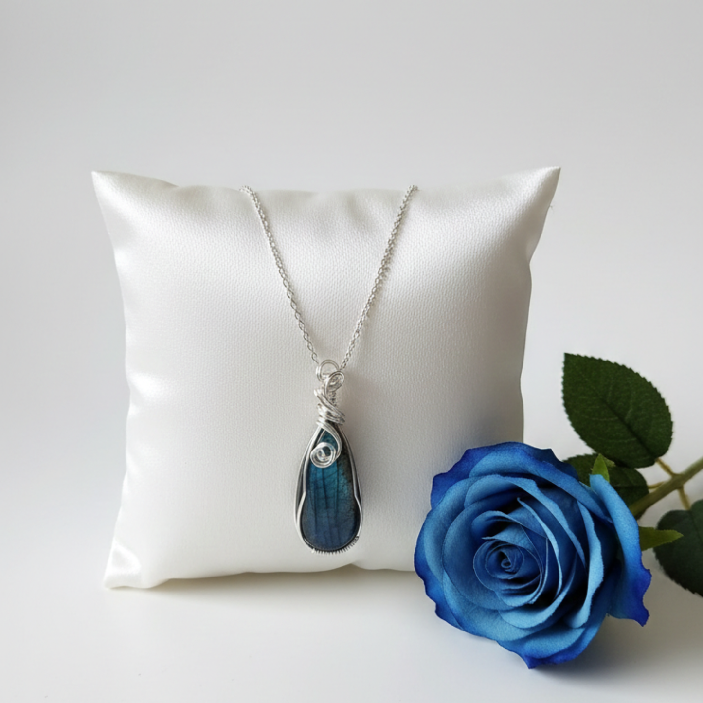 Collana in argento 925 con pendente in labradorite blu lavorato con filo d'argento con la tecnica wire