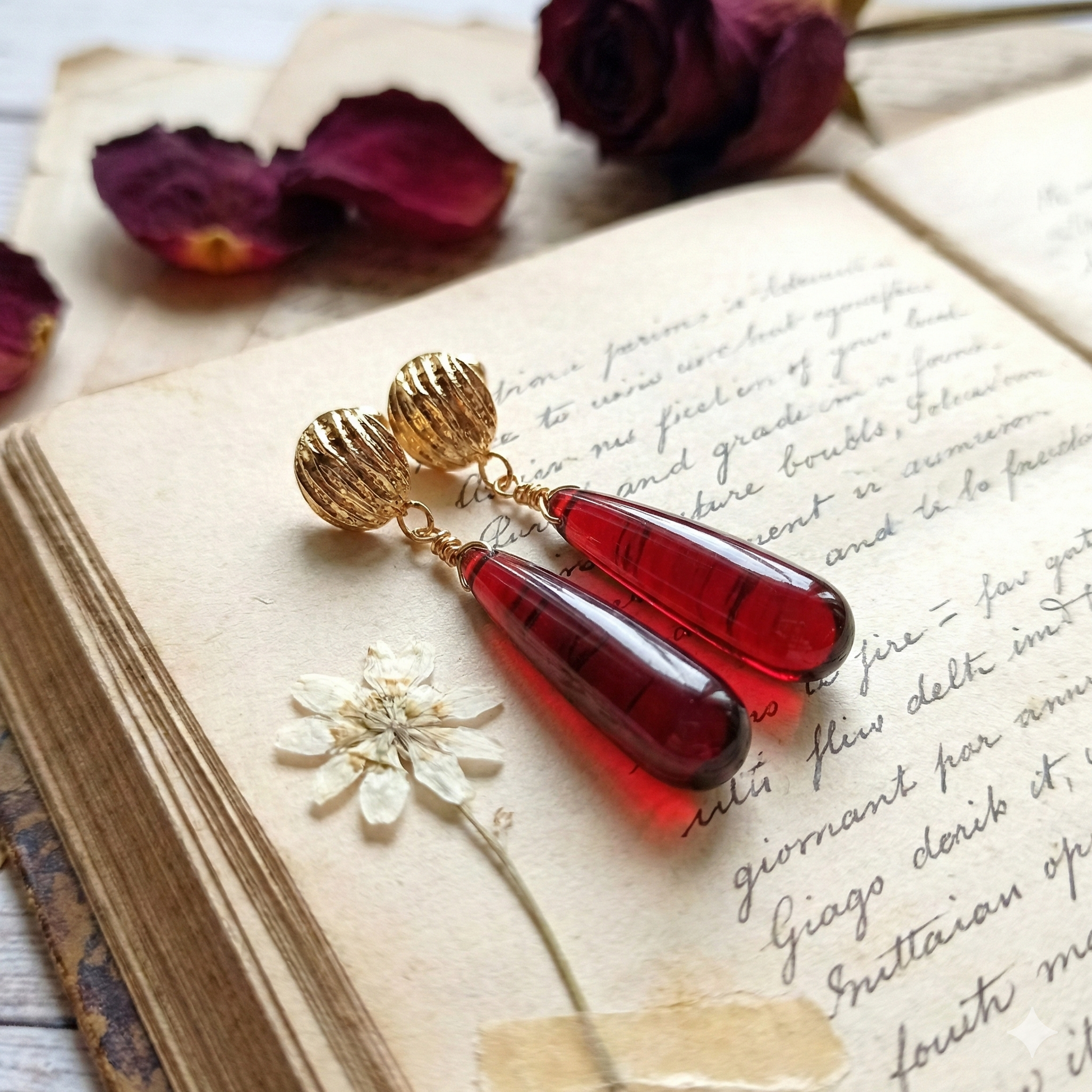 Orecchini pendenti a goccia in granato rosso trasparenti ispirati all'anime Frieren. Orecchini rossi pendenti anallergici con perno placcato oro 18K.