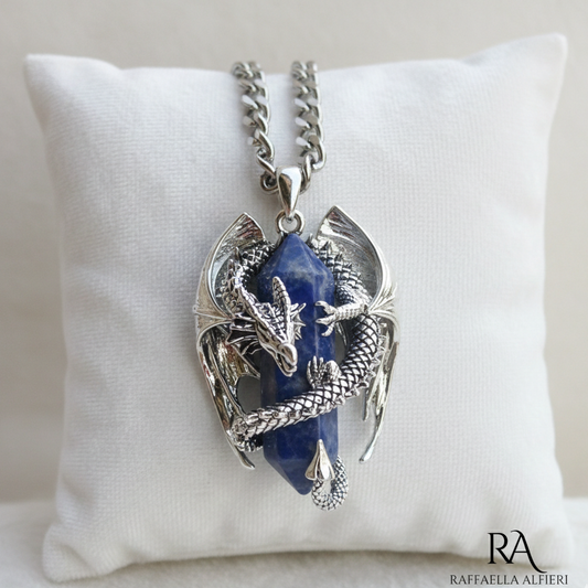 Collana in acciaio con ciondolo 3D a forma di drago in rame placcato argento 925 rodiato e pietra dura sodalite a forma di prisma avvolto dalle spire del drago. Collana da uomo e da donna per seguirti nelle ue avventure senza alterarsi mai!
