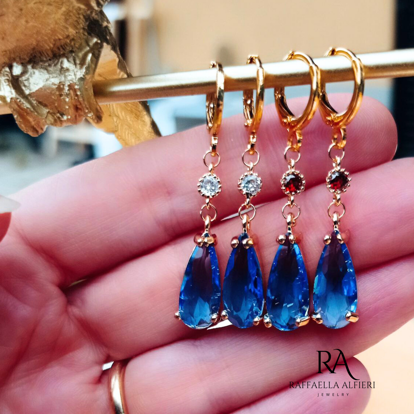 Orecchini pendenti a goccia blu in cristallo con zircone rosso ispirati all'anime Howl Moving Castle dello studio Ghibli.