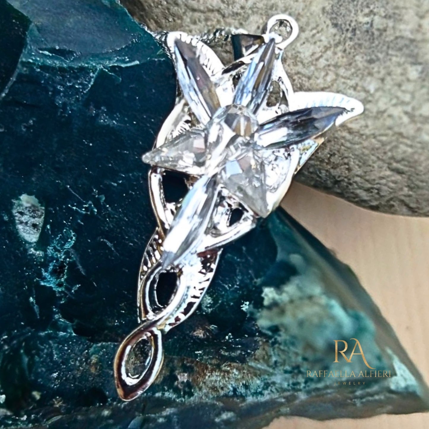 Arwen Evenstar Collana Elven Grace e ciondolo Cosplay ispirato all'amore di Aragorn LOTR Elfi Elfstone Elessar Scatola regalo disponibile.