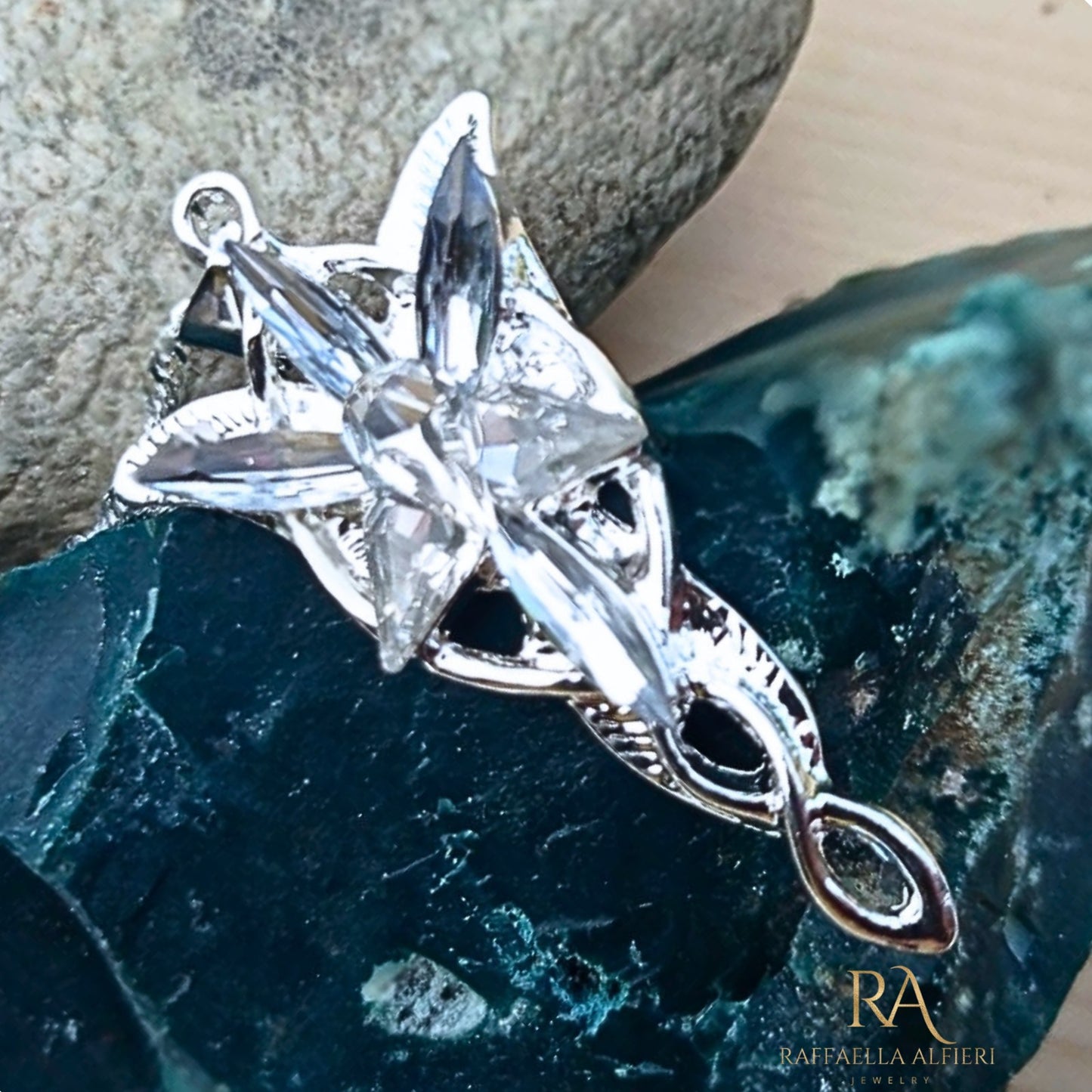 Arwen Evenstar Collana Elven Grace e ciondolo Cosplay ispirato all'amore di Aragorn LOTR Elfi Elfstone Elessar Scatola regalo disponibile.