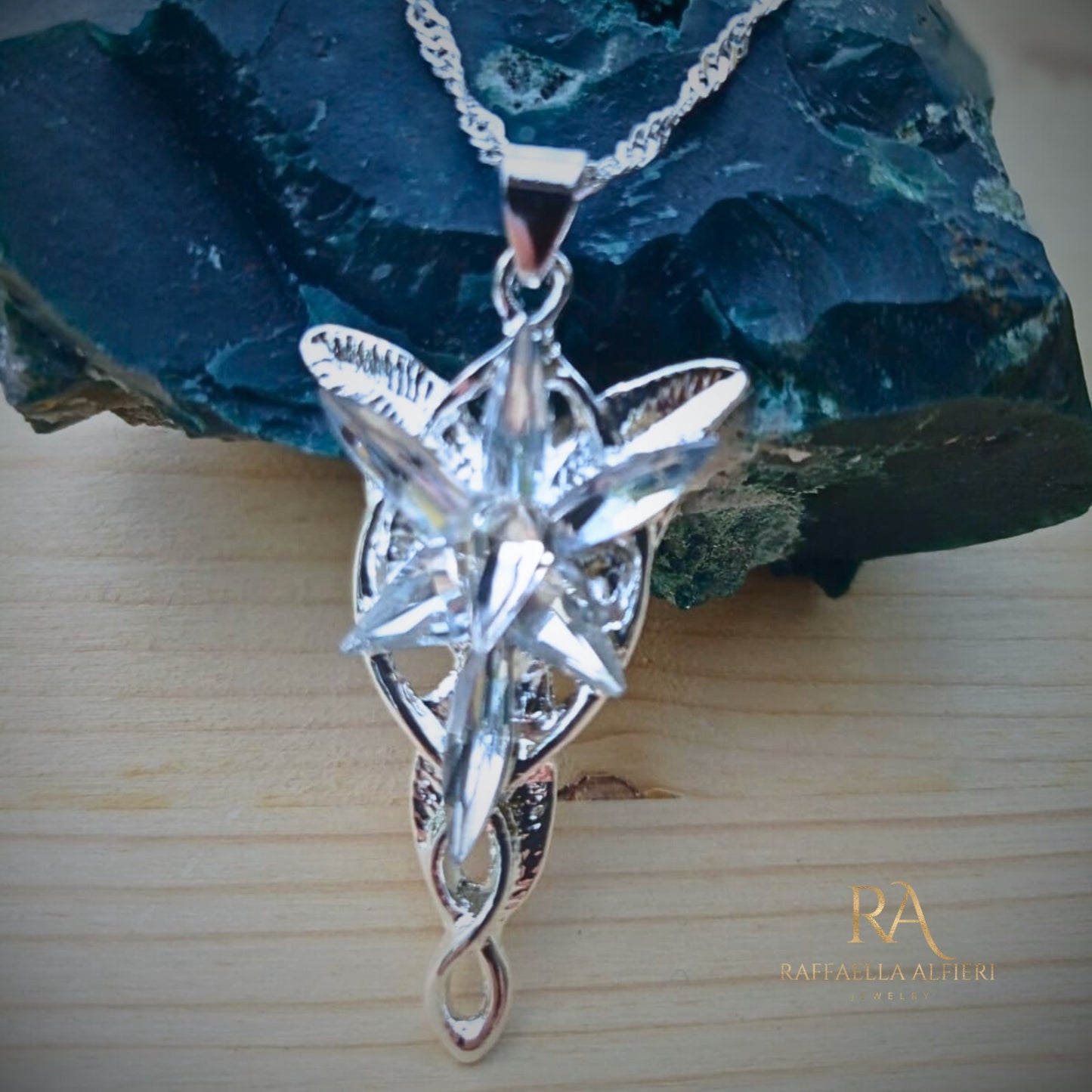 Arwen Evenstar Collana Elven Grace e ciondolo Cosplay ispirato all'amore di Aragorn LOTR Elfi Elfstone Elessar Scatola regalo disponibile.