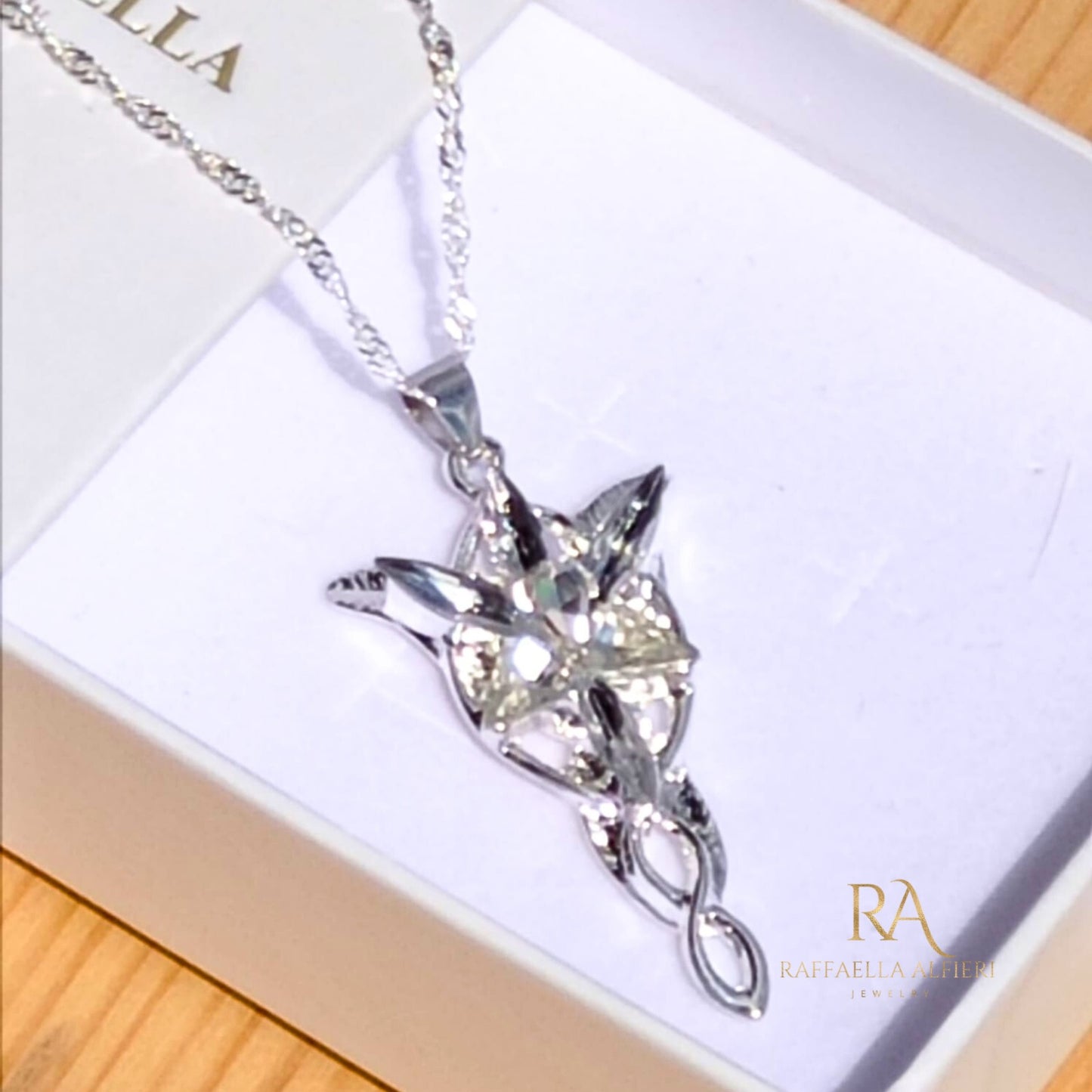 Arwen Evenstar Collana Elven Grace e ciondolo Cosplay ispirato all'amore di Aragorn LOTR Elfi Elfstone Elessar Scatola regalo disponibile.