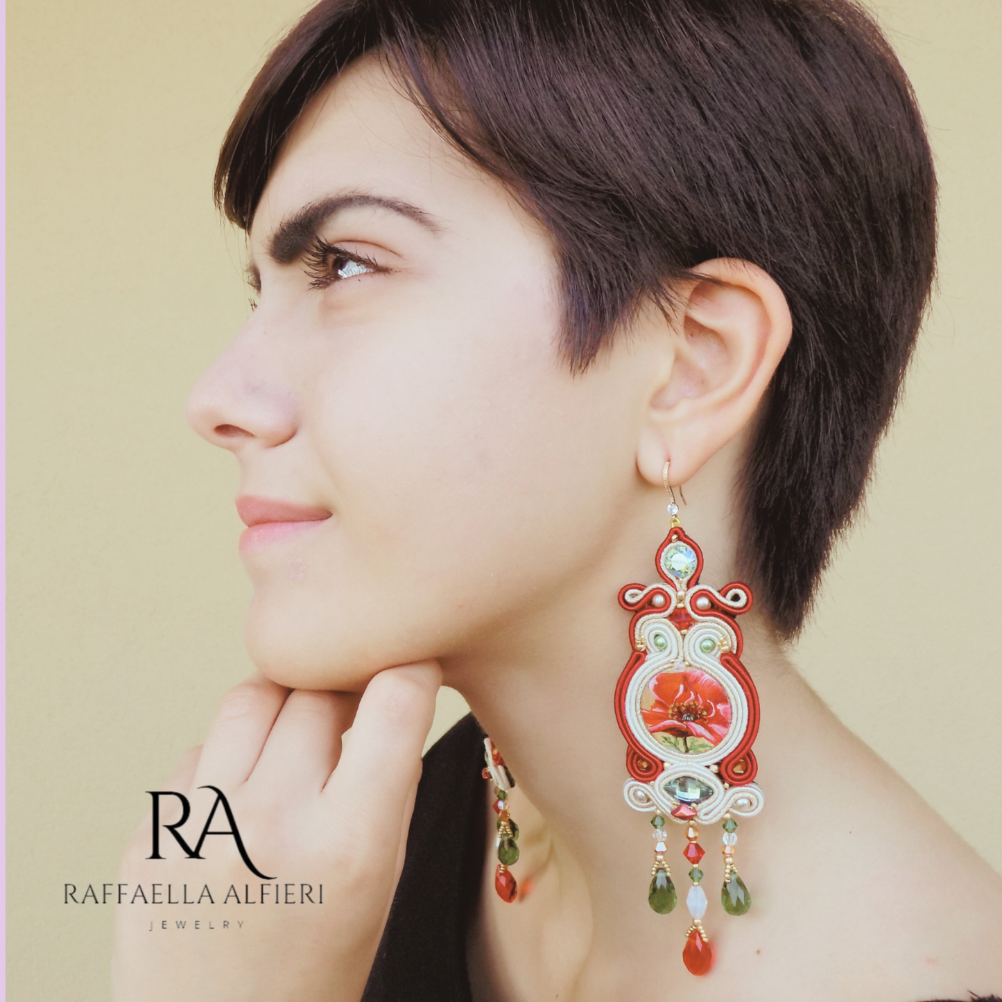 Orecchini a soutache rossi grandi e leggeri. I cabochon  centrali  sono dipinti a mano su madreperla e foglia oro. Capolavori dell'artigianato italiano unici come te.