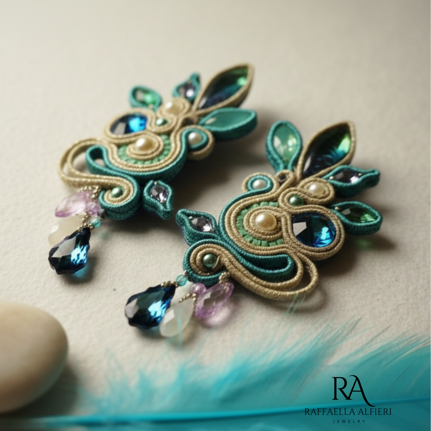 Orecchini grandi e leggeri da cerimonia e da sposa realizzati a soutache con cristalli austriaci di alta qualità e cabochon fatti a mano nei toni del blu, verde e lilla. Gioielli artigianali italiani di alta qualità. Gioielli unii per il tuo diorno speciale ed unico : proprio come te.