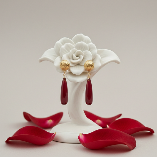 Orecchini pendenti a goccia in granato rosso trasparenti ispirati all'anime Frieren. Orecchini rossi pendenti anallergici con perno placcato oro 18K.