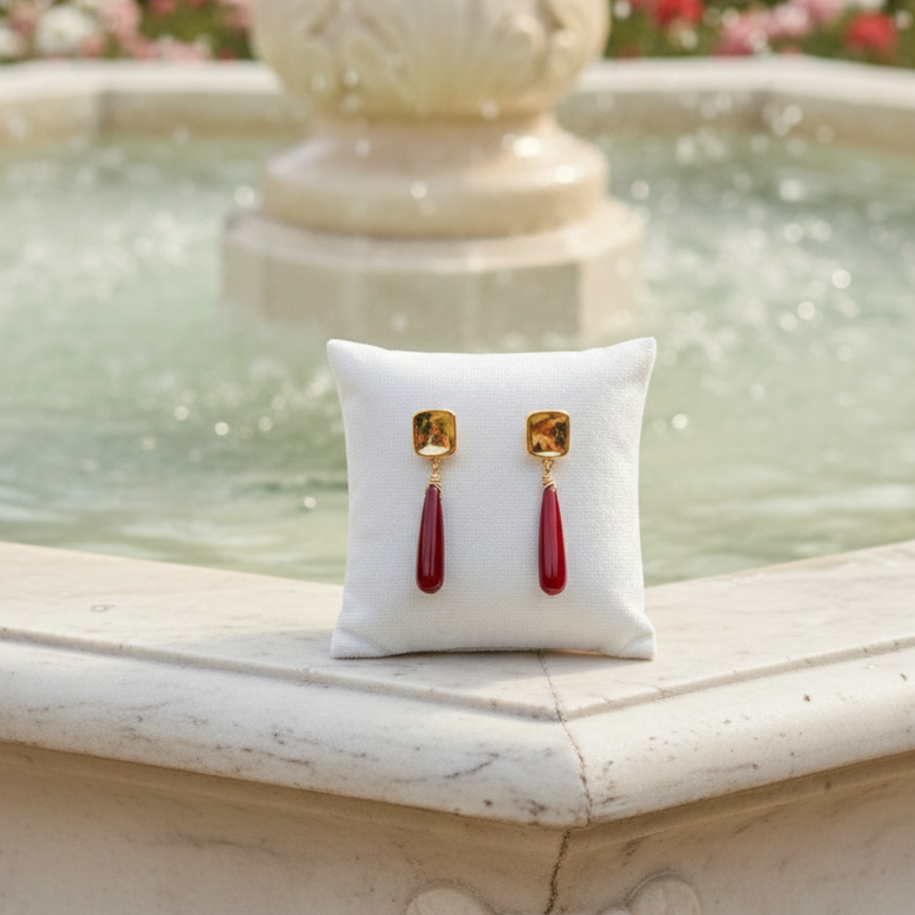 Orecchini pendenti a goccia in granato rosso trasparenti ispirati all'anime Frieren. Orecchini rossi pendenti anallergici con perno placcato oro 18K.
