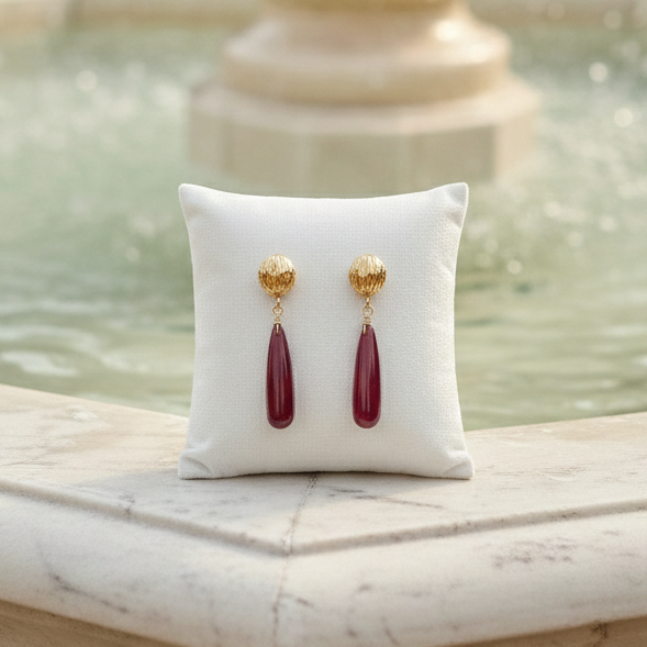 Orecchini pendenti a goccia in granato rosso trasparenti ispirati all'anime Frieren. Orecchini rossi pendenti anallergici con perno placcato oro 18K.