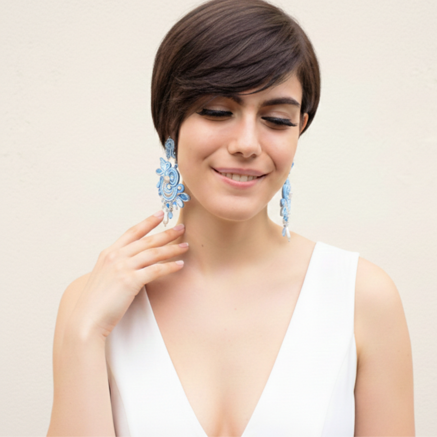 Orecchini grandi soutache da sposa azzurri con cristalli austriaci. Artigianato italiano di alta qualità.