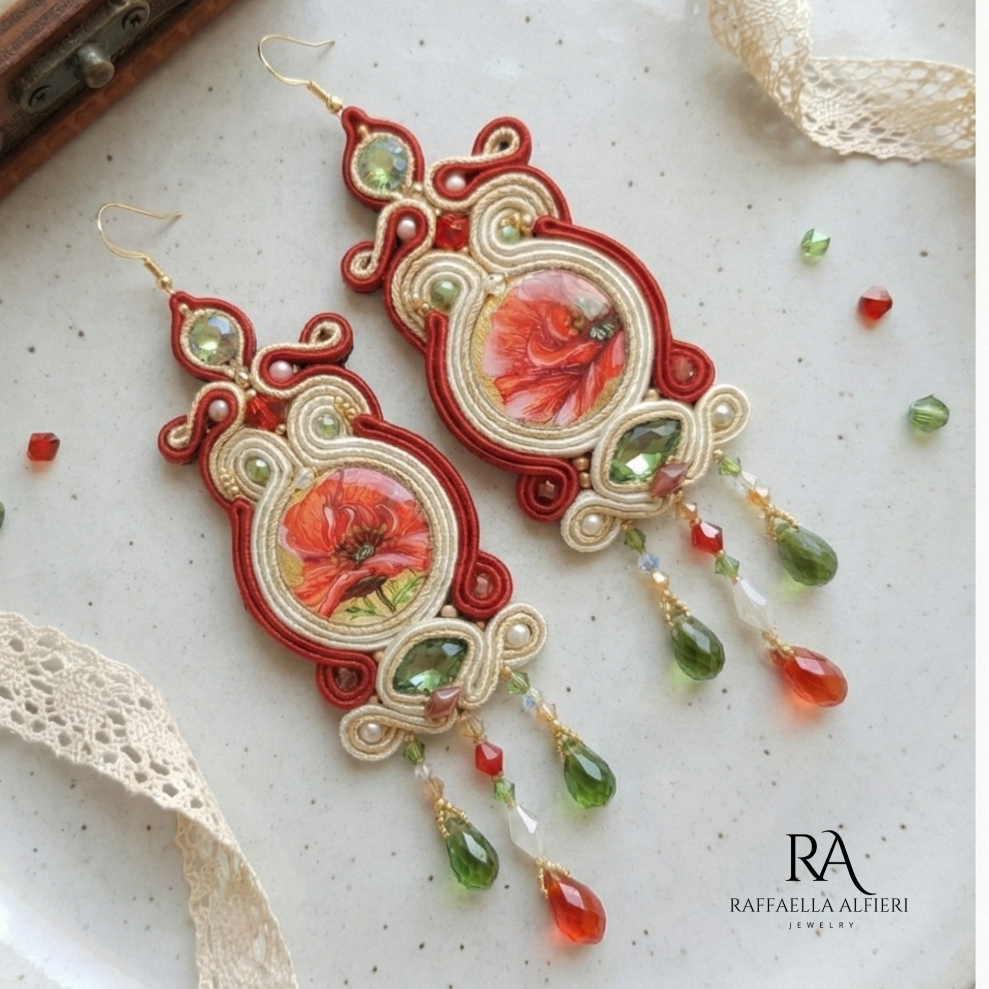 Orecchini a soutache rossi grandi e leggeri. I cabochon  centrali  sono dipinti a mano su madreperla e foglia oro. Capolavori dell'artigianato italiano unici come te.