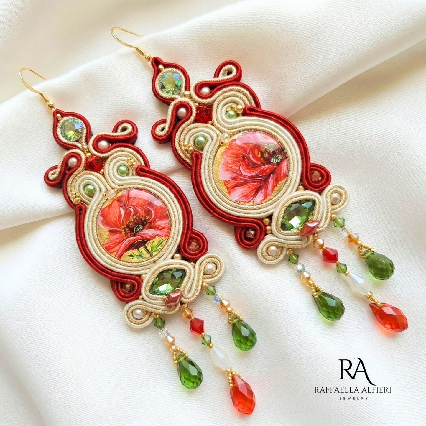 Orecchini a soutache rossi con centrali in madreperla dipinta a mano su foglia d'oro. Piccoli capolavori di artigianato unico. Orecchini da cerimonia.