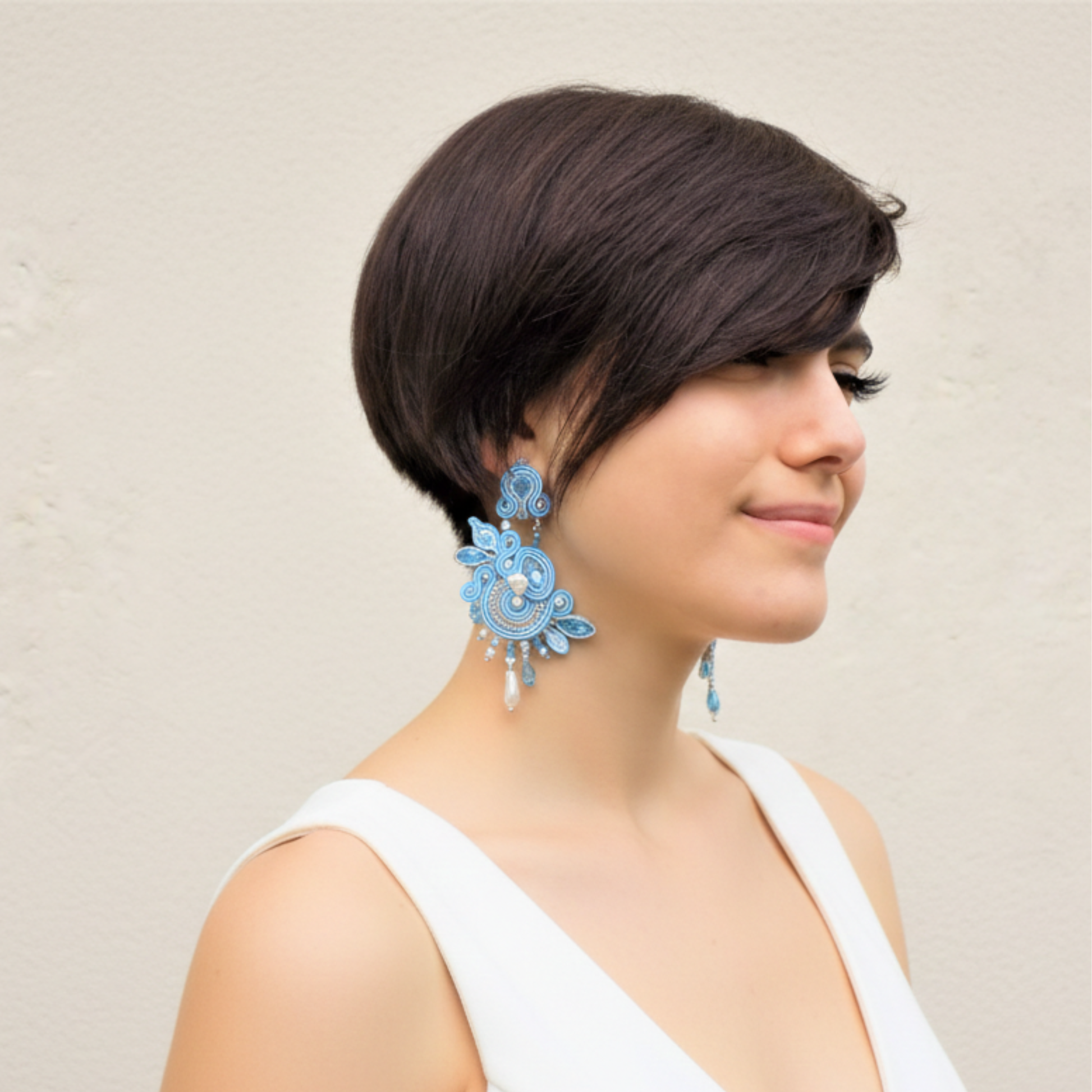 Orecchini da sposa azzurri in cristallo austriaco. Orecchini grandi e leggeri da cerimonia. Artigianato italiano di alta qualità.  Gioielli unici in tutti i sensi.