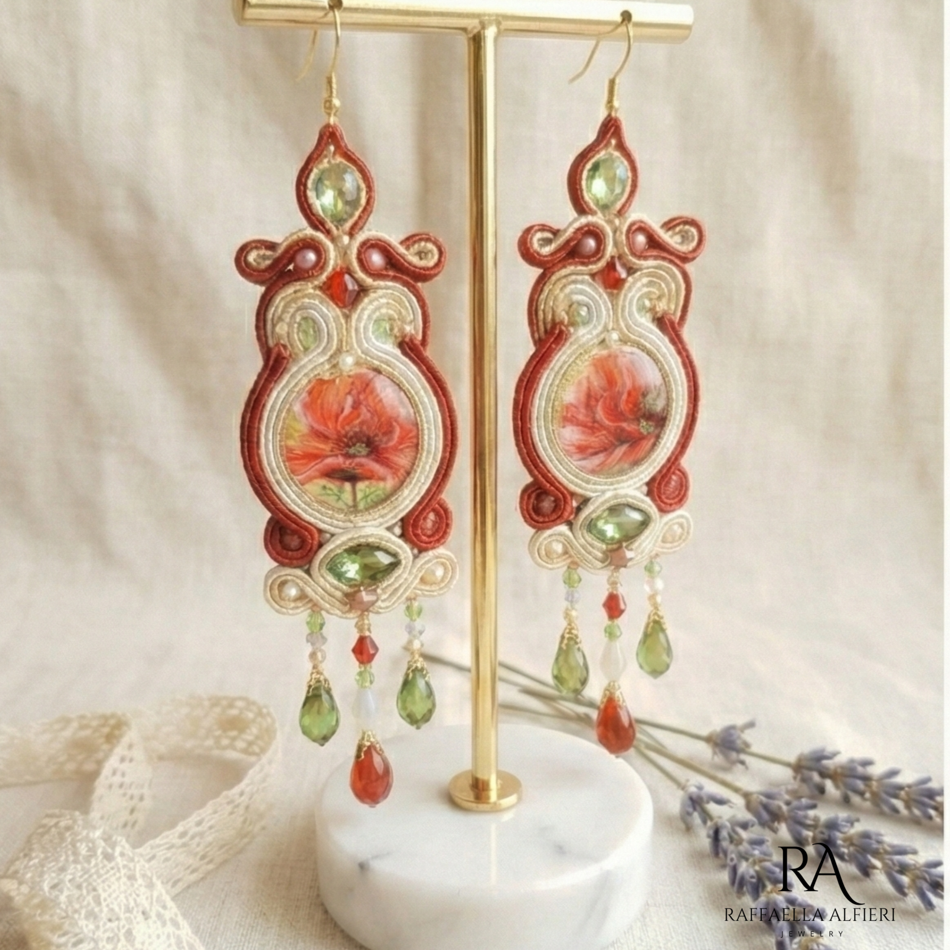 Orecchini a soutache rossi grandi e leggeri. I cabochon  centrali  sono dipinti a mano su madreperla e foglia oro. Capolavori dell'artigianato italiano unici come te.