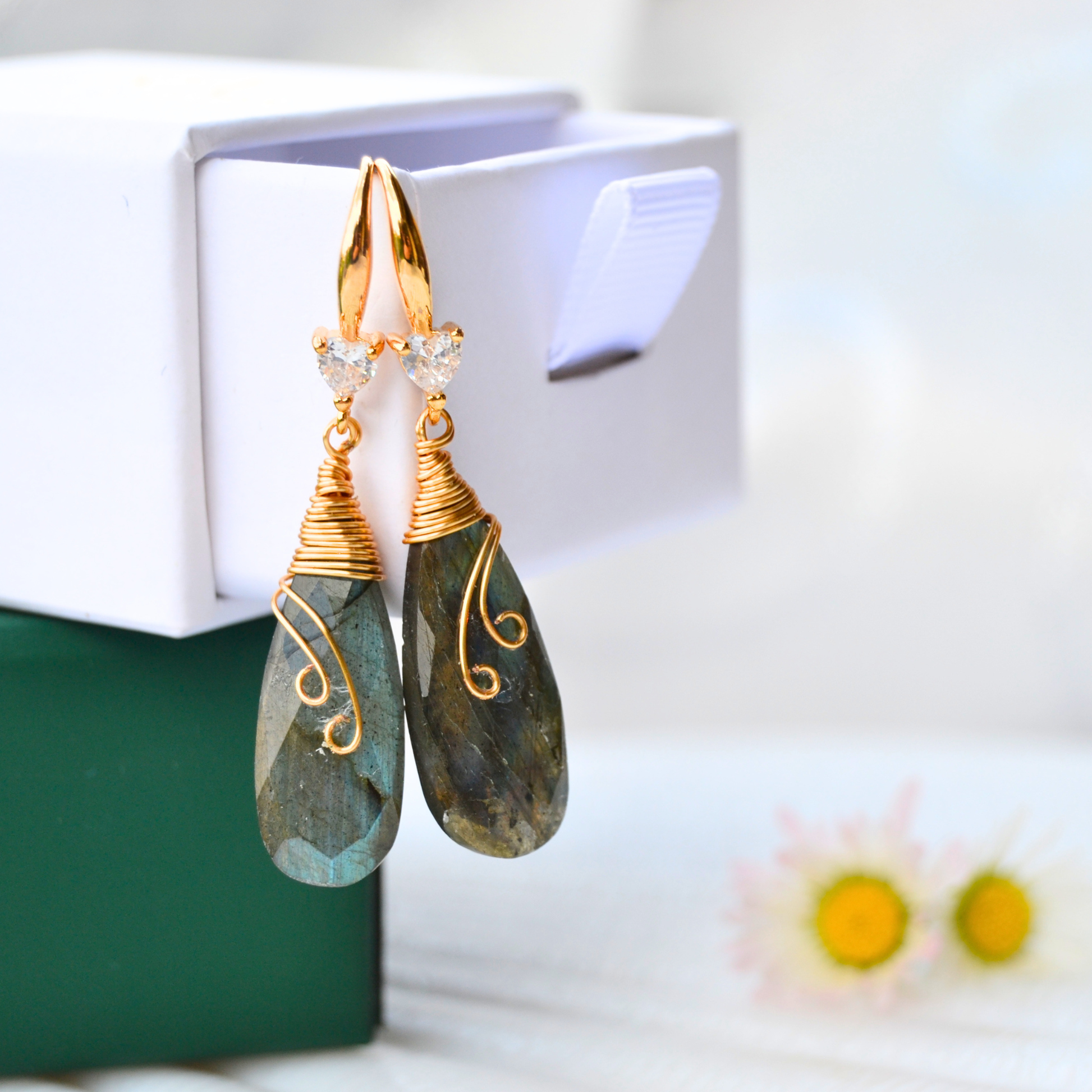 Orecchini pendenti a goccia con labradorite blu flash e zirconi 