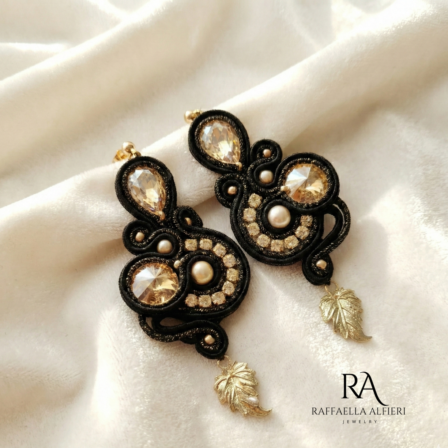 Orecchii neri e oro realizzati a soutache ed ispirati alla serie Bridgerton. Questi orecchini grandi e leggeri sono un tripudio di riflessi luccicanti di cristalli.  Vuoi passare inosservata? Con questi orecchini non ci riuscirai, nemmeno dietro ad una maschera!