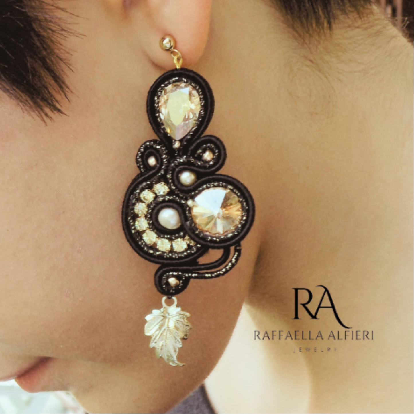 Orecchii neri e oro realizzati a soutache ed ispirati alla serie Bridgerton. Questi orecchini grandi e leggeri sono un tripudio di riflessi luccicanti di cristalli.  Vuoi passare inosservata? Con questi orecchini non ci riuscirai, nemmeno dietro ad una maschera!