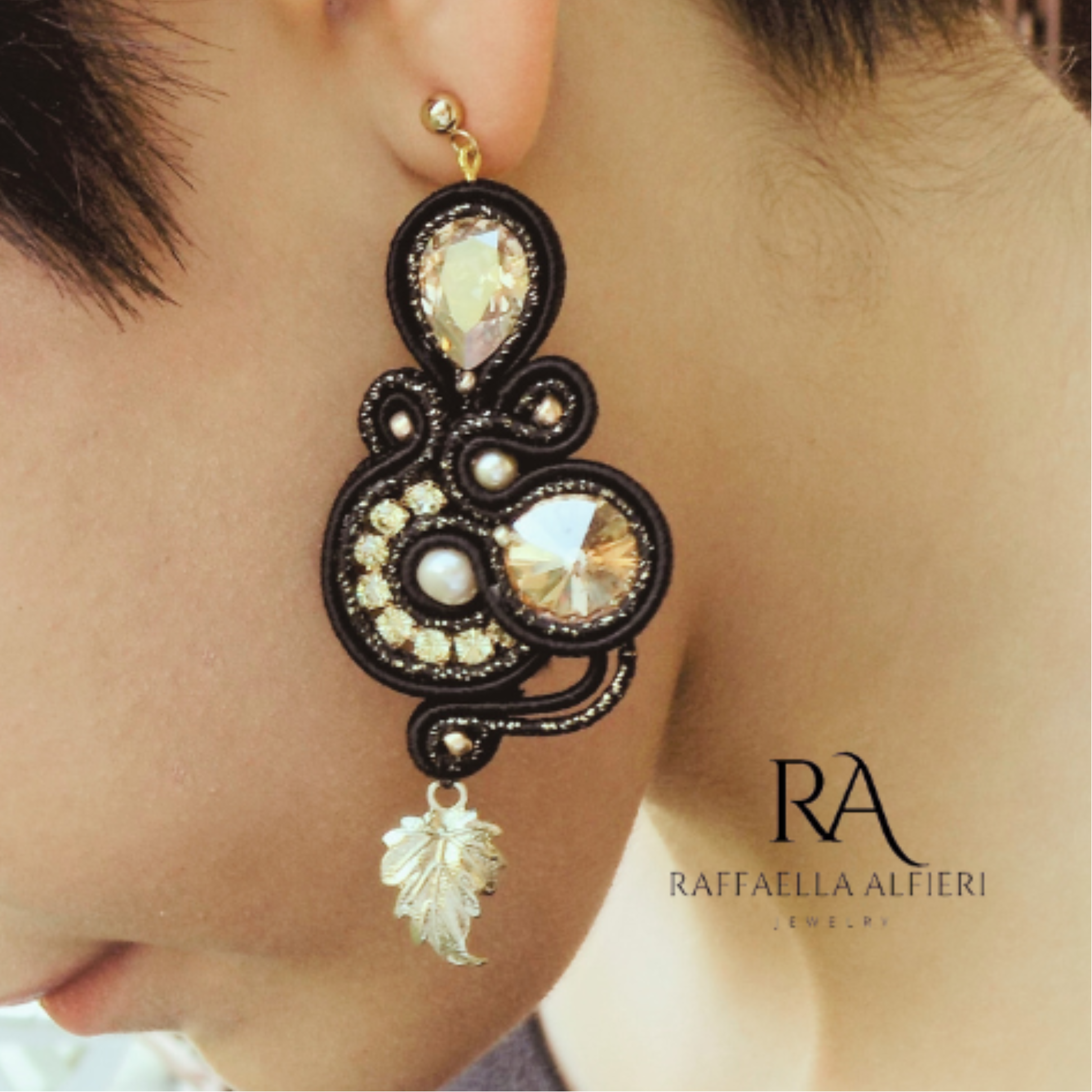 Orecchii neri e oro realizzati a soutache ed ispirati alla serie Bridgerton. Questi orecchini grandi e leggeri sono un tripudio di riflessi luccicanti di cristalli.  Vuoi passare inosservata? Con questi orecchini non ci riuscirai, nemmeno dietro ad una maschera!