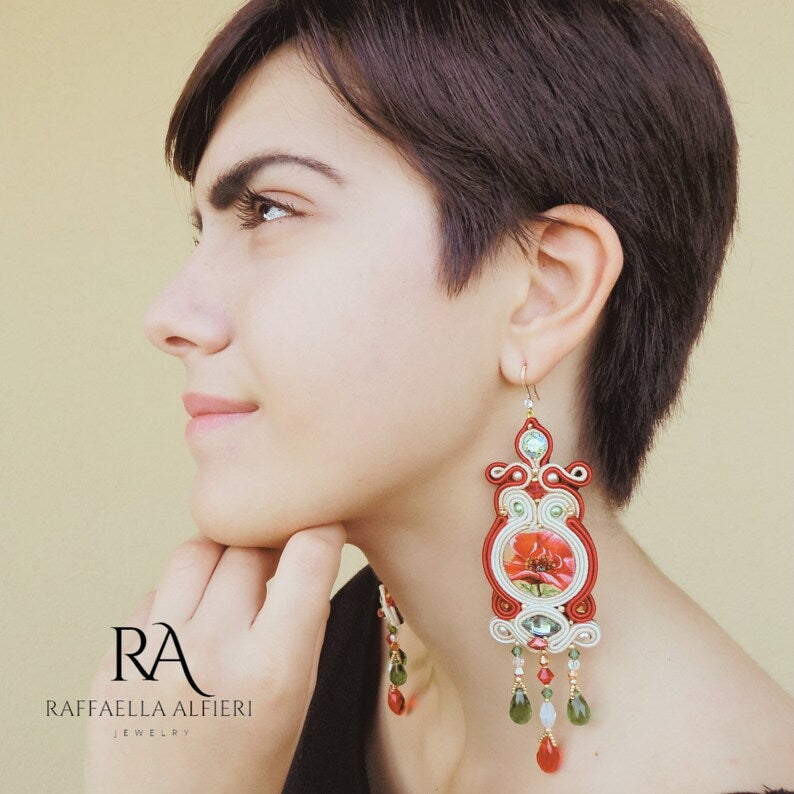 Orecchini a soutache con madreperla dipinta a mano
