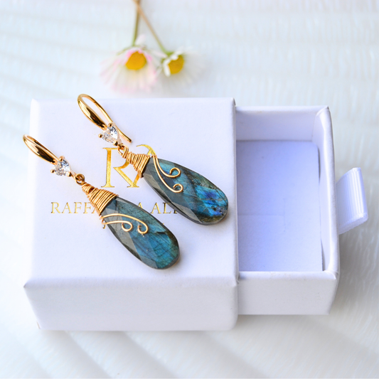Orecchini pendenti a goccia con labradorite blu flash e zirconi 