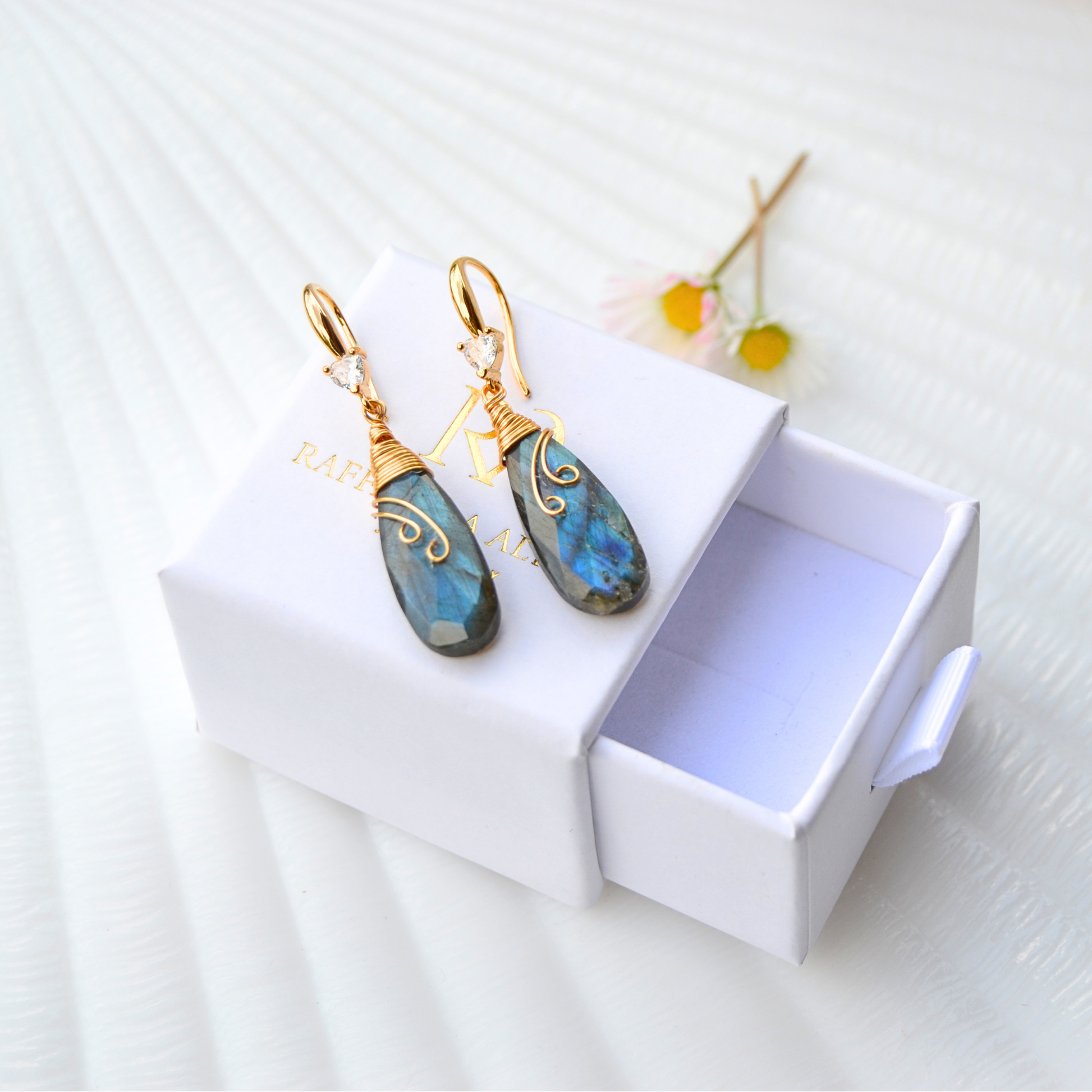 Orecchini pendenti a goccia con labradorite blu flash e zirconi 