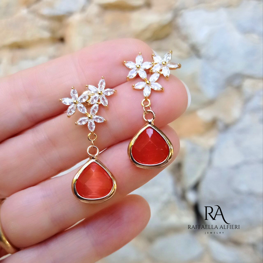 Orecchini floreali placcati oro 18K con zirconi e pietra occhio di gatto rossa