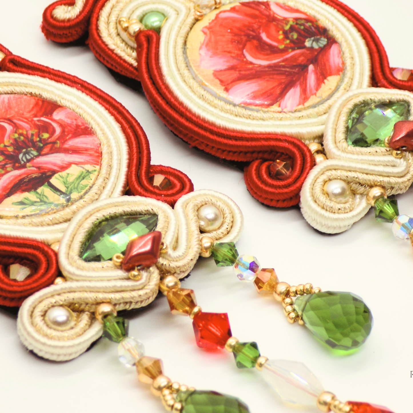Orecchini a soutache rossi grandi e leggeri. Particolare dei cristalli  del centrale dipinto a mano su madreperla e foglia oro. Capolavori dell'artigianato italiano unici come te.