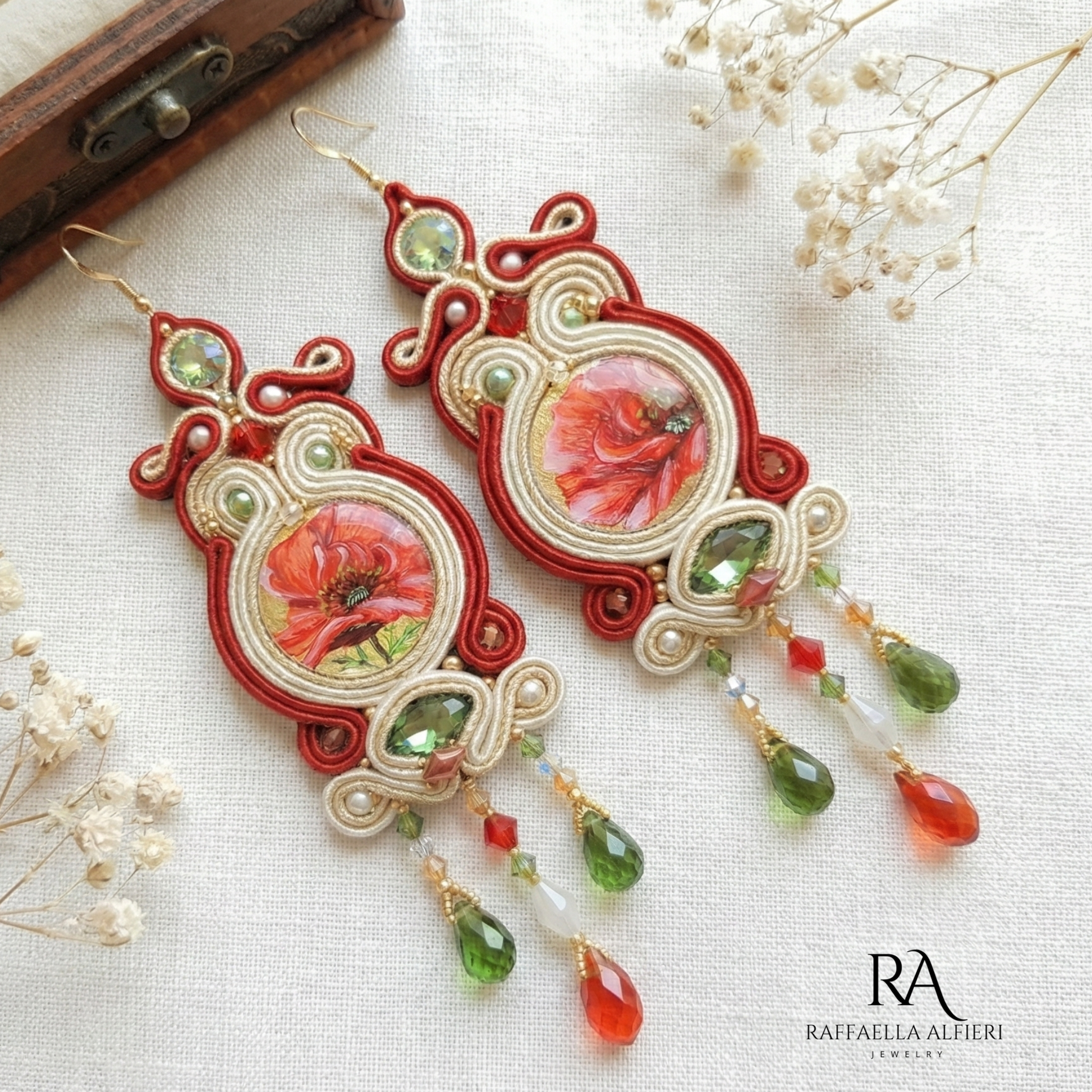 Orecchini a soutache rossi grandi e leggeri. I cabochon  centrali  sono dipinti a mano su madreperla e foglia oro. Capolavori dell'artigianato italiano unici come te.