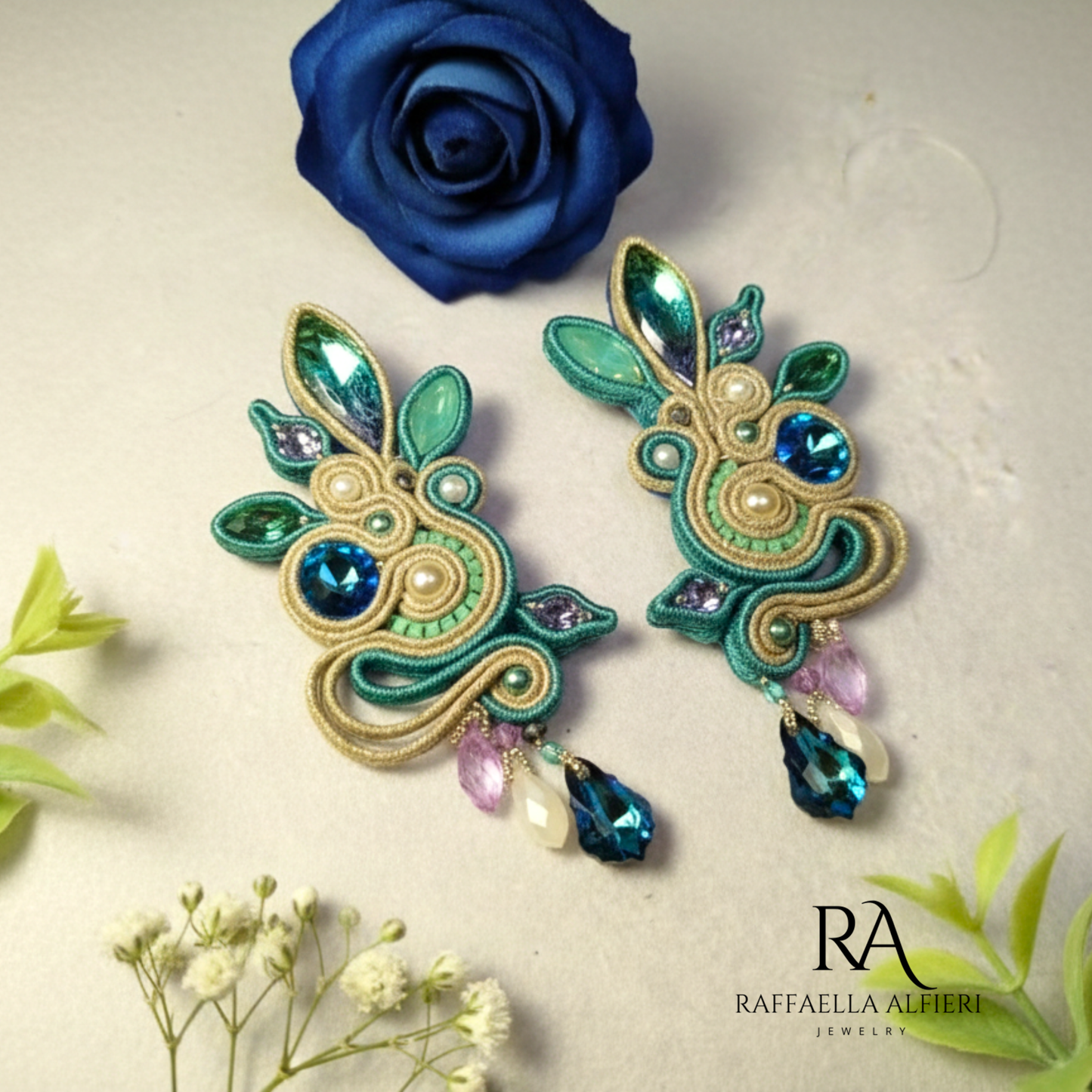 Orecchini grandi e leggeri da cerimonia e da sposa realizzati a soutache con cristalli austriaci di alta qualità e cabochon fatti a mano nei toni del blu, verde e lilla. Gioielli artigianali italiani di alta qualità. Gioielli unii per il tuo diorno speciale ed unico : proprio come te.