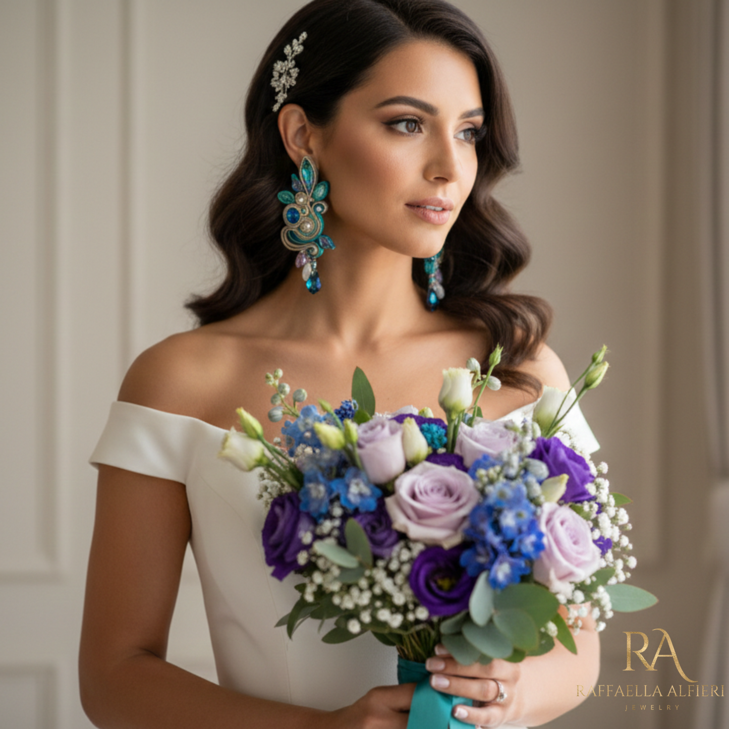 Orecchini grandi e leggeri da cerimonia e da sposa realizzati a soutache con cristalli austriaci di alta qualità e cabochon fatti a mano nei toni del blu, verde e lilla. Gioielli artigianali italiani di alta qualità. Gioielli unii per il tuo diorno speciale ed unico : proprio come te.