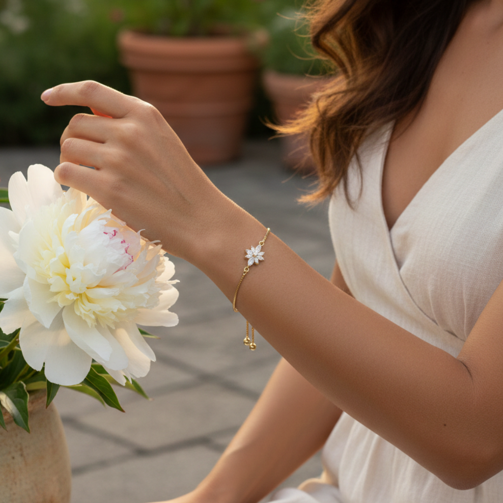 bracciale minimalista regolabile a tema floreale con diamanti sintetici zirconia AAA+ placcato oro 18K