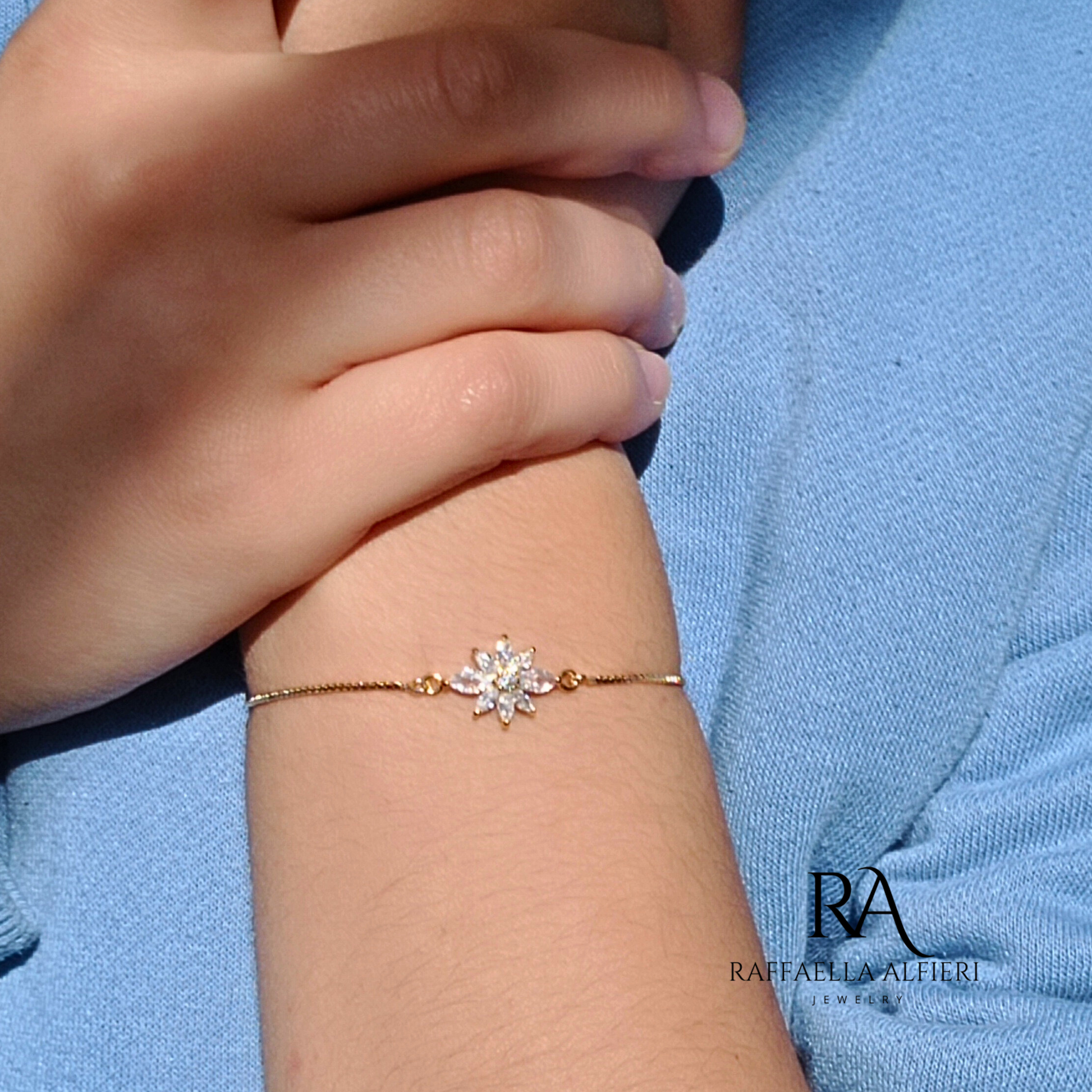 bracciale regolabile con fiore in diamante