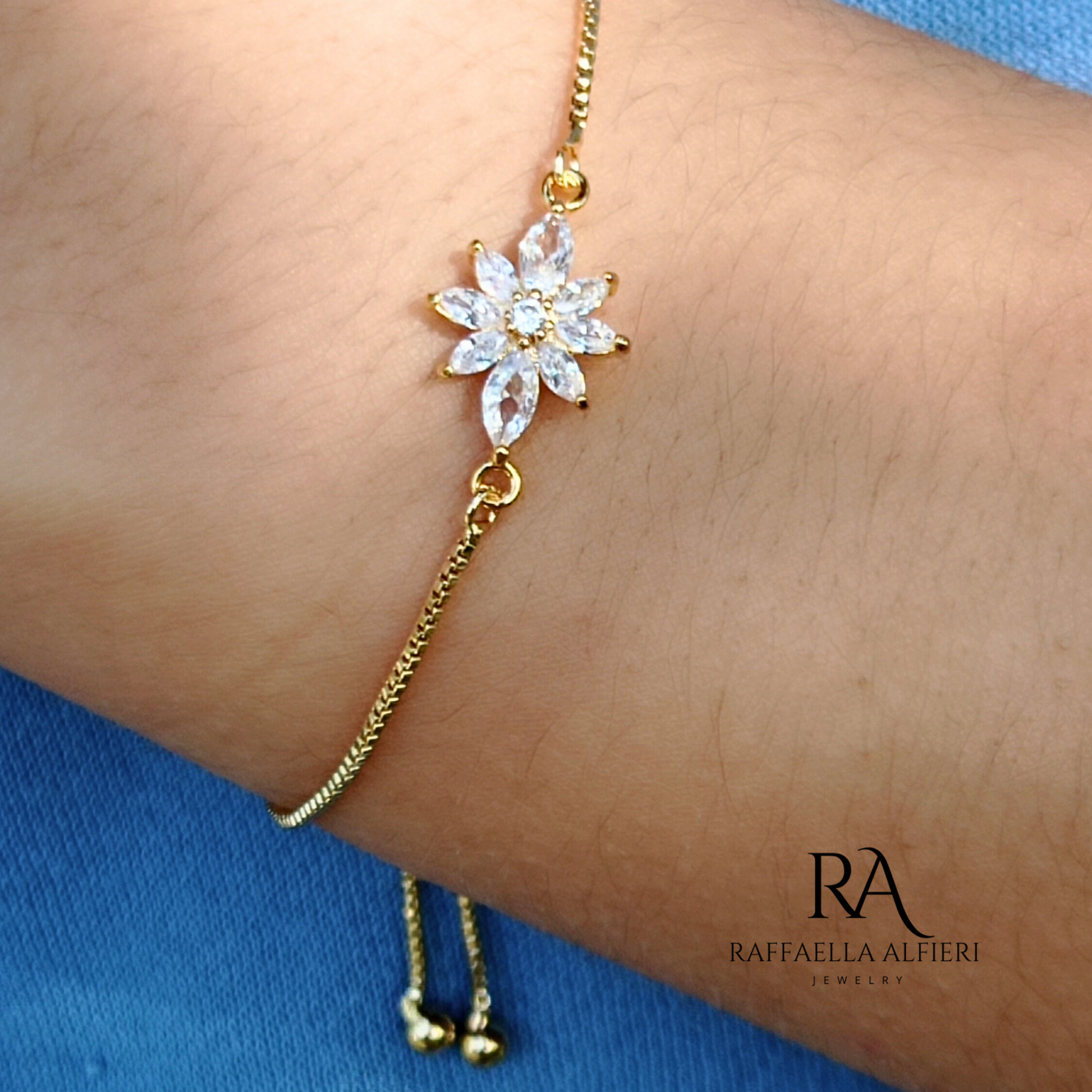 bracciale regolabile con zirconi a forma di fiore
