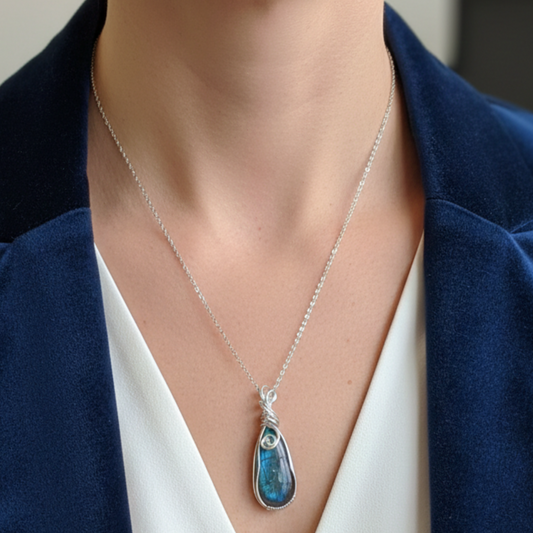 Collana in argento 925 con pendente in labradorite blu lavorato con filo d'argento con la tecnica wire