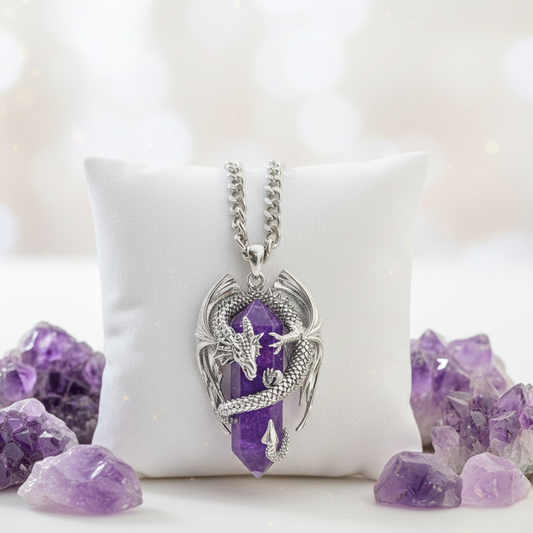 Collana fantasy unisex in acciaio con pendente 3D a forma di drago che avvolge nelle su spire un prisma di ametista naturale. La collana è durevole nel tempo, studiata per restare con te a lungo senza annerirsi mai.