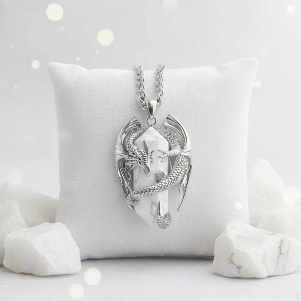 collana unisex in acciaio con ciodolo a forma di drago 3D in rame placcato argento 925 rodiato che avvolge tra e sue spire un prisma in Howlite bianca naturale. Ciondolo e catena in acciaio inossidabile. Simbolo di calma e protezione.