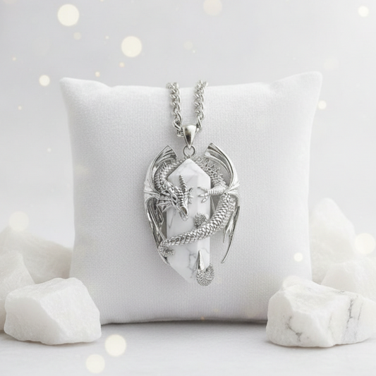 collana unisex in acciaio con ciodolo a forma di drago 3D in rame placcato argento 925 rodiato che avvolge tra e sue spire un prisma in Howlite bianca naturale. Ciondolo e catena in acciaio inossidabile. Simbolo di calma e protezione.